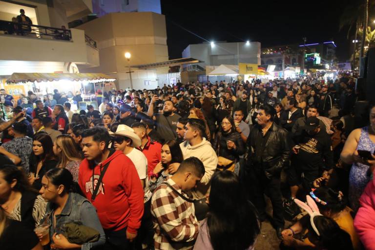 Viven la Plazuela Machado y Olas Altas una noche de mucho ambiente musical y familiar