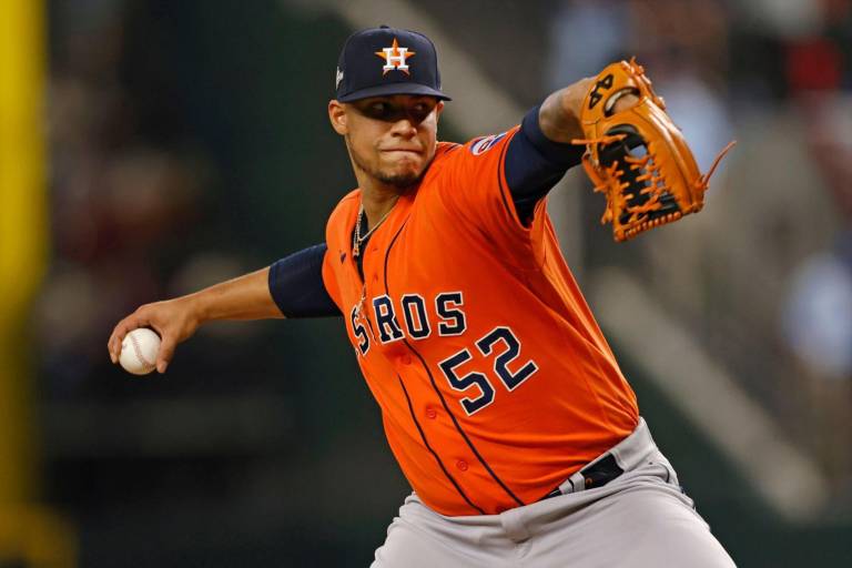 Bryan Abreu suspendido dos juegos por bolazo a Adolis García