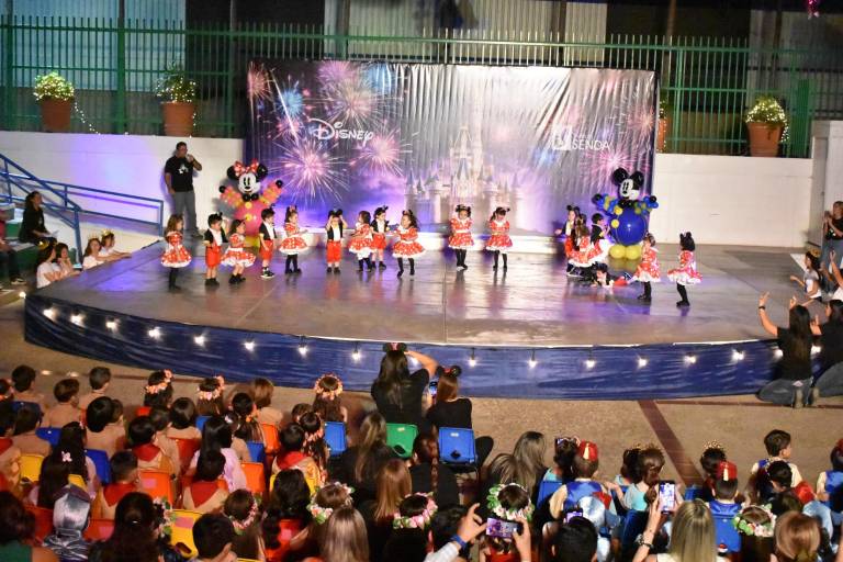 Con música y baile, alumnos del Instituto Senda reciben a la Primavera