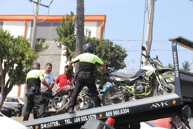 Recoge Tránsito cerca de 10 motos de trabajadores de la API que estaban estacionadas en la banqueta, en Mazatlán