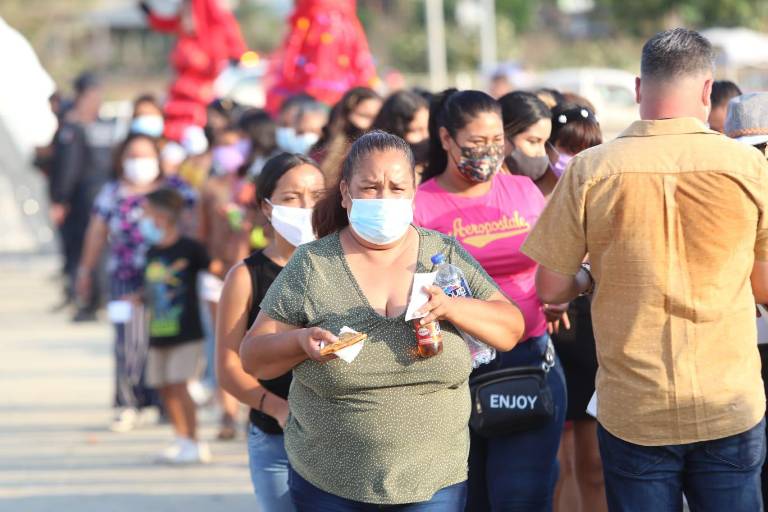 Cientos llegan al baile de Los Recoditos patrocinado por ‘El Químico’, y por la espera les ¡dan pizzas!