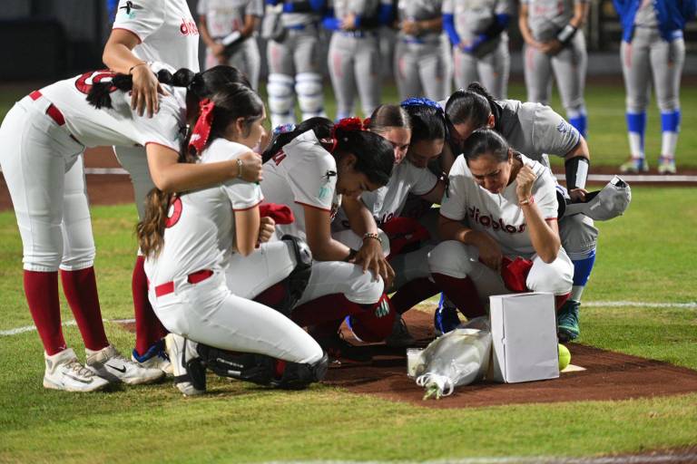 Charros y Diablos rinden emotivo homenaje a familiares fallecidos de ‘Chino’ Corvera