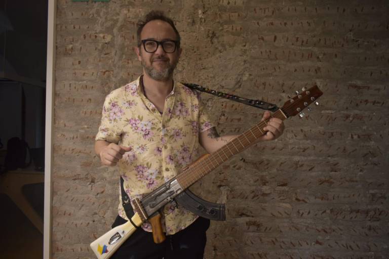 La Escopetarra, instrumento creado con un fusil desactivado con el que se busca la construcción de paz