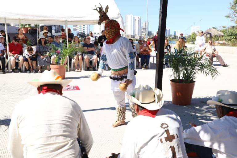 Turistas disfrutan de las danzas Yoremes en la Expo Feria Artesanos de Sinaloa