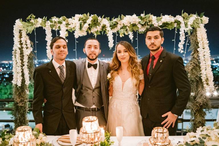 Frida y Alonso forman la familia Beltrán Castro
