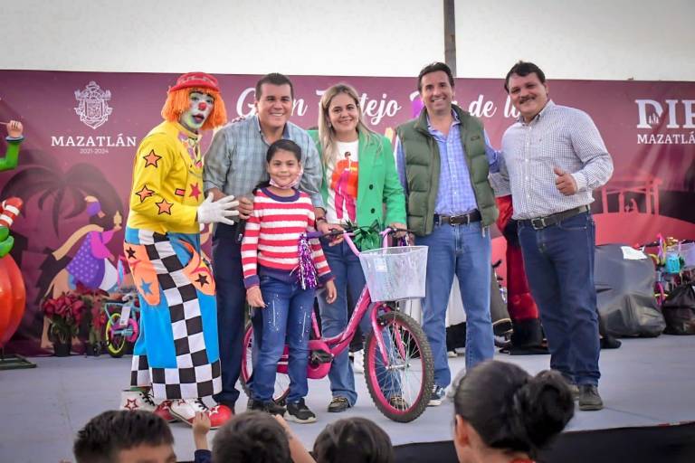 Festeja Gobierno municipal a niñas y niños por Día de Reyes Magos