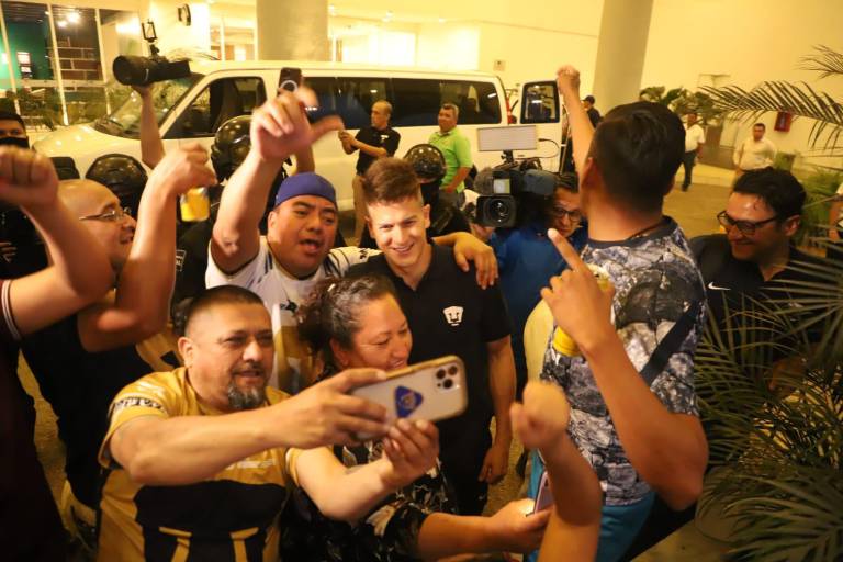 Aficionados de Pumas reciben a su equipo en Mazatlán con cánticos