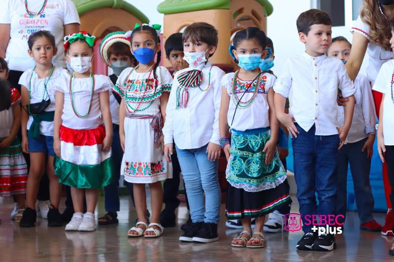Gritan ¡Viva México! en el Colegio Sebec