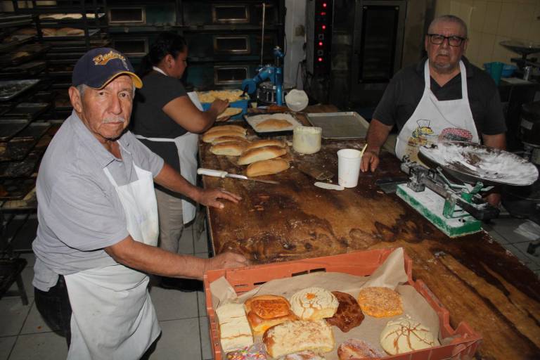 Gildardo y Víctor continúan en Agua Verde, Rosario, la tradición del ‘güero panadero’
