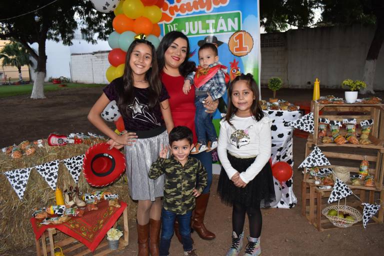 Julián Darío Delgado Gil festeja desde la granja