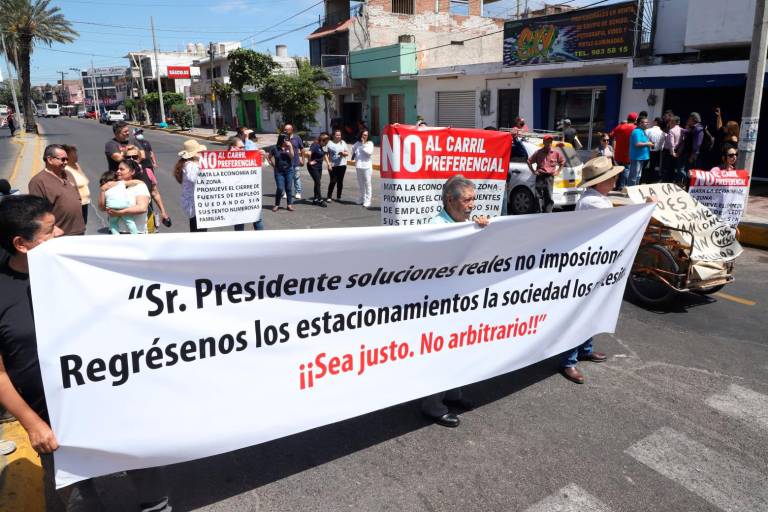 Protestan comerciantes contra carril preferencial en Mazatlán; bloquean avenidas