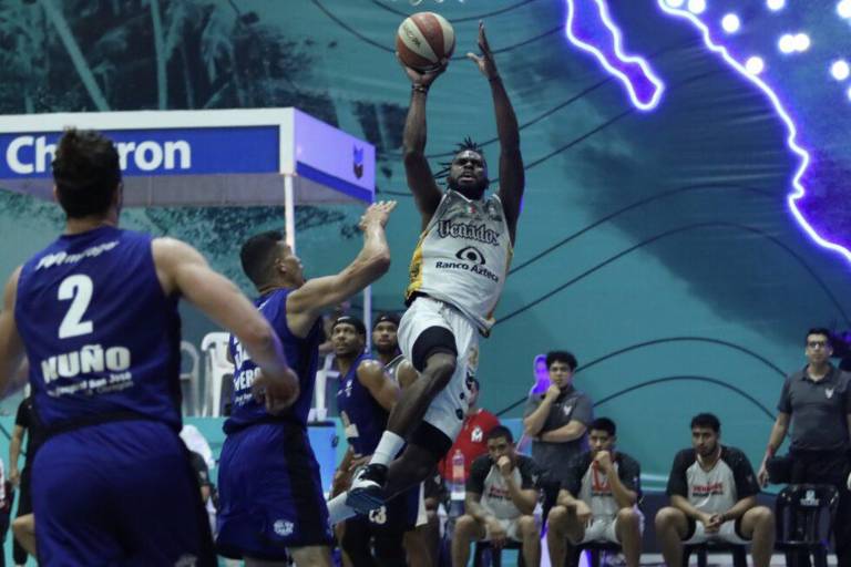 Venados Basketball saca vibrante triunfo ante Halcones