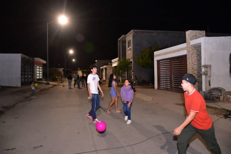 Iluminan con lámparas LED Jardines de la Riviera en Mazatlán