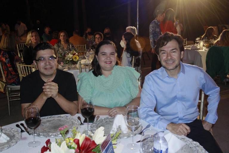 Entregan Premio al Mérito Filantrópico y Valor de Excelencia