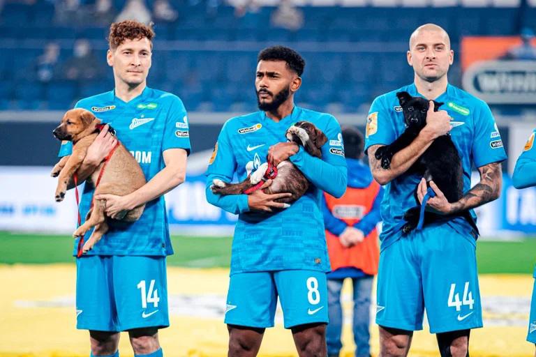 El Zenit entra a la cancha con ‘lomitos’ para incentivar la adopción de perros