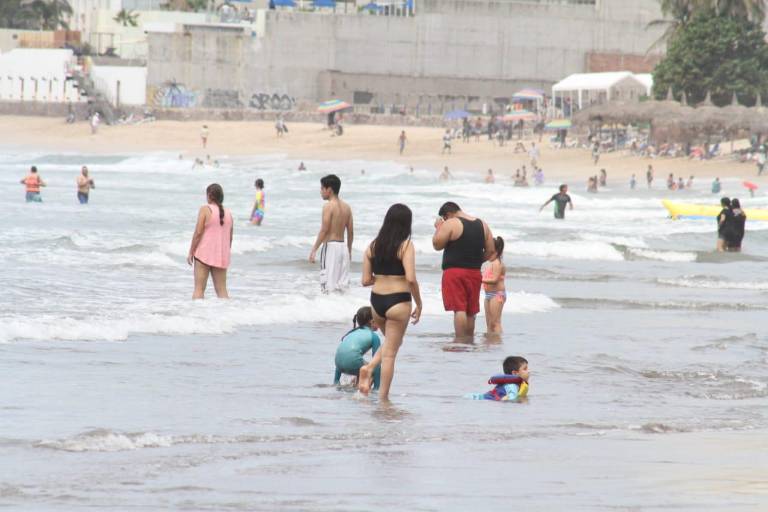 Se ‘baña’ Mazatlán de sudor: el calor llega a 38 grados, pero se sienten más de 40°