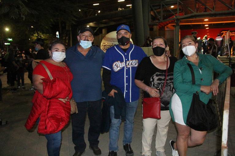 En la casa guinda se vive la pasión del beisbol en la Serie Final