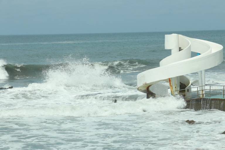 Cierran de nuevo las playas de Mazatlán por fuerte oleaje