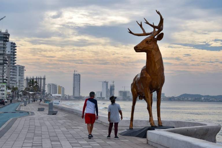 Atrae venado en el malecón de Mazatlán a turistas y locales