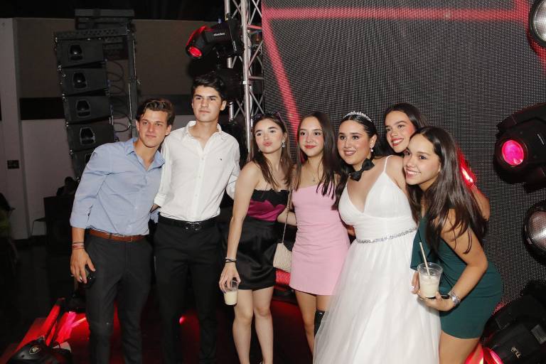 Julia Gil Leyva Sánchez celebra rodeada de seres queridos sus 15 años