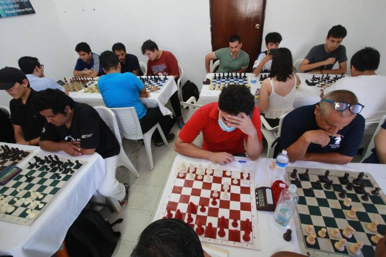 Hiram Velarde domina el tablero en Torneo Manuel Gómez Morín