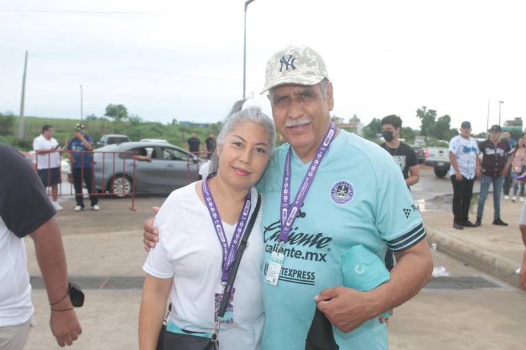 Aficionados al balompié disfrutan del encuentro entre Mazatlán FC y Águilas del América