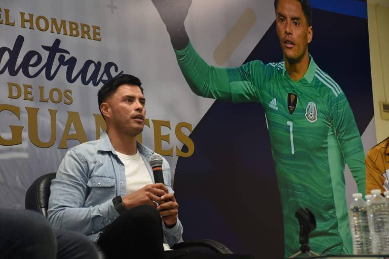 Portero Alfredo Talavera inspira a estudiantes de la UAS a alcanzar sus metas
