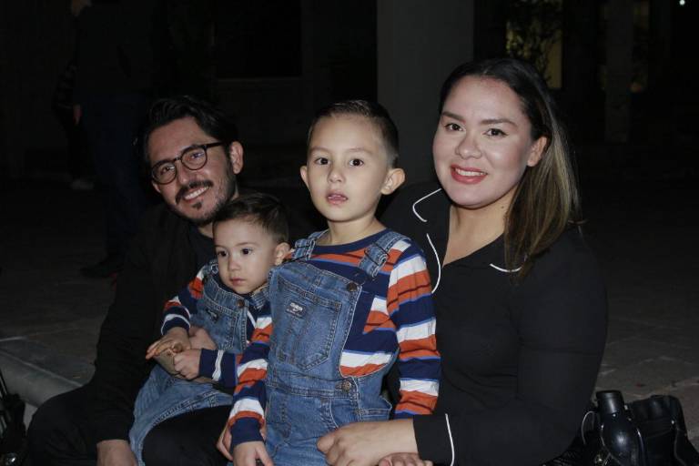 Disfrutan familias concierto navideño con la OSSLA