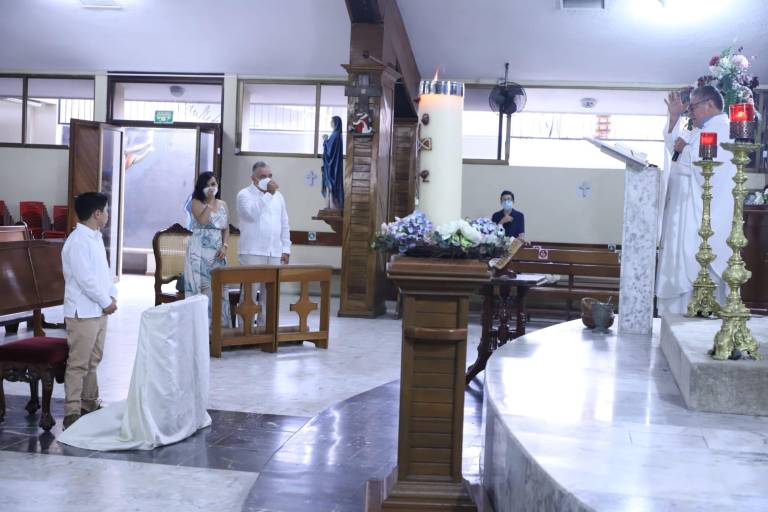 Miguel Hazel Ramos celebra su primera comunión