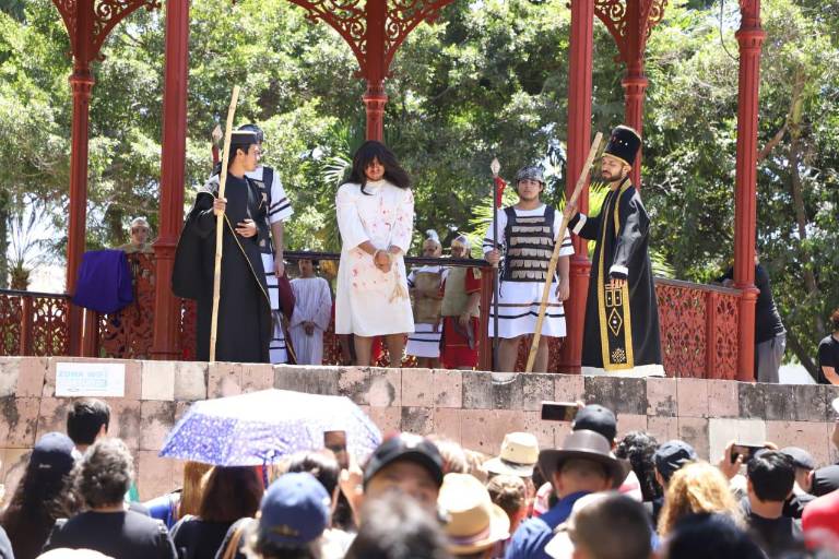Presencian mazatlecos y turistas Viacrucis en calles del Centro