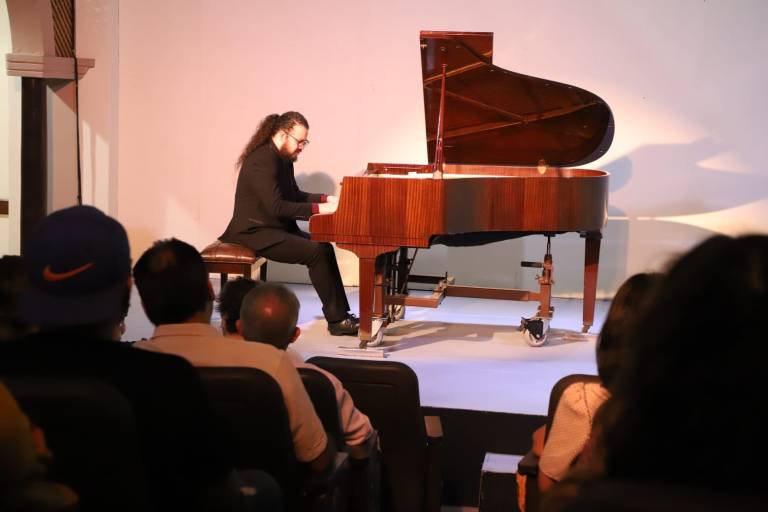 El pianista Daniel Ochoa deleita con ‘Un viaje a través del tiempo y el espacio’