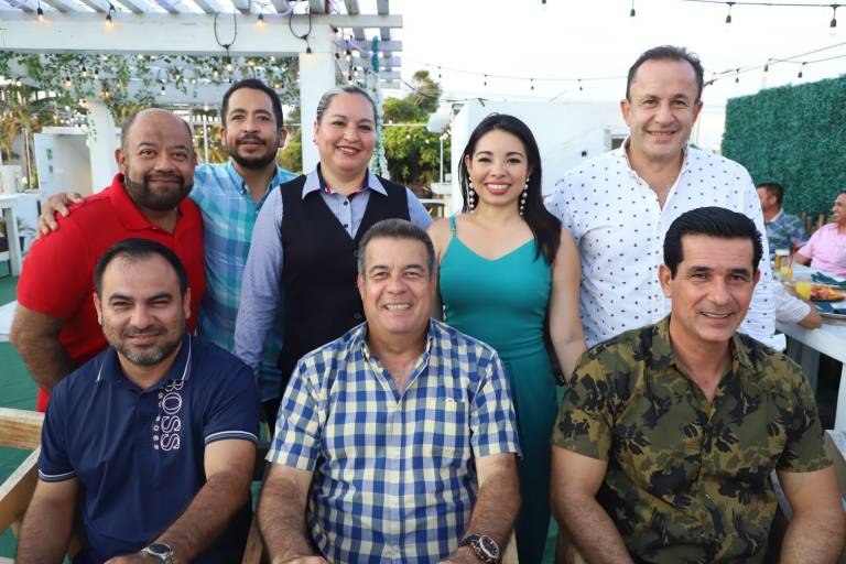 Integrantes del Colegio de Abogados Genaro Estrada festejan su día