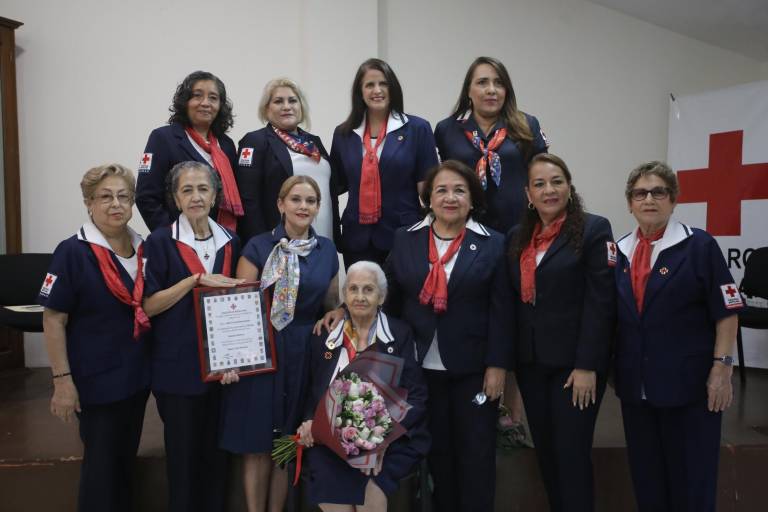 Recibe Cristina Rosano González la Constancia de Perseverancia por 60 años de servicio altruista