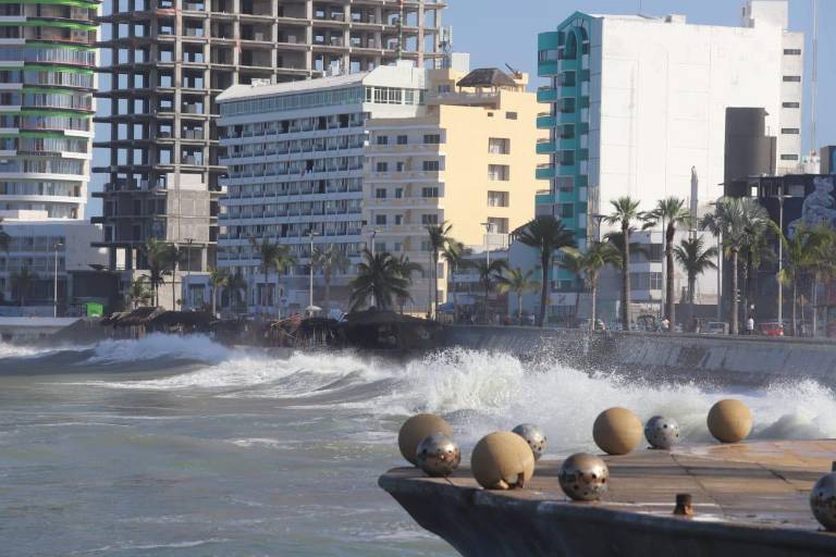 Resultan afectadas al menos 20 palapas en Mazatlán por fuerte oleaje de Priscilla: PC