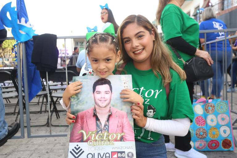 Disfrutan mazatlecos de la elección de Víctor Quiroz y Melanie Alarcón