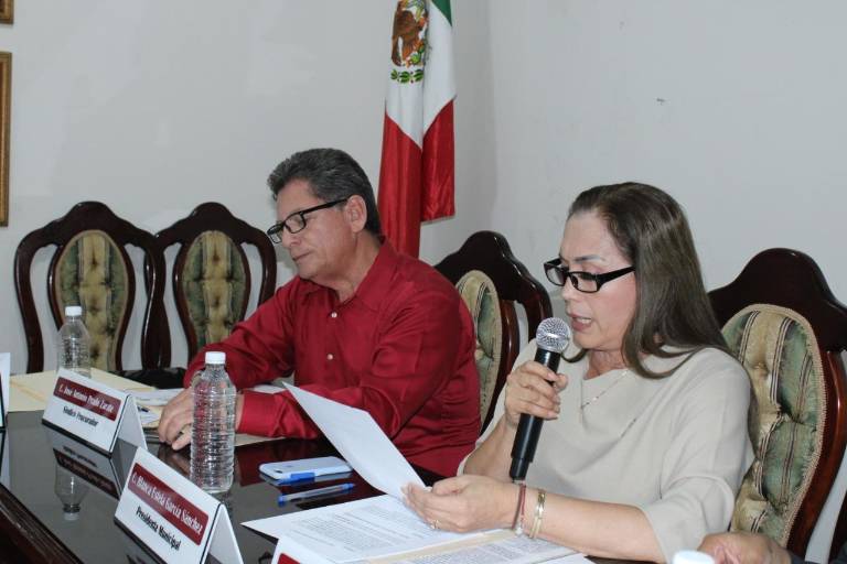 Alcaldesa de Escuinapa busca reforzar la defensa jurídica del Ayuntamiento; se confronta con el Síndico Procurador