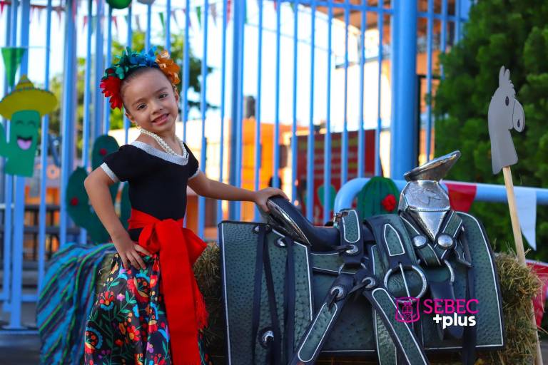 Gritan ¡Viva México! en el Colegio Sebec