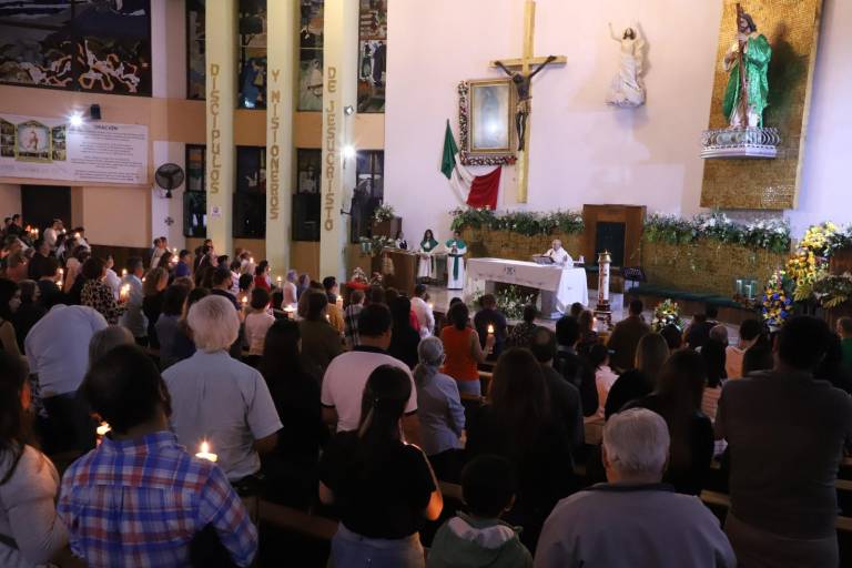 Reciben feligreses católicos el Fuego Nuevo en la Vigilia Pascual