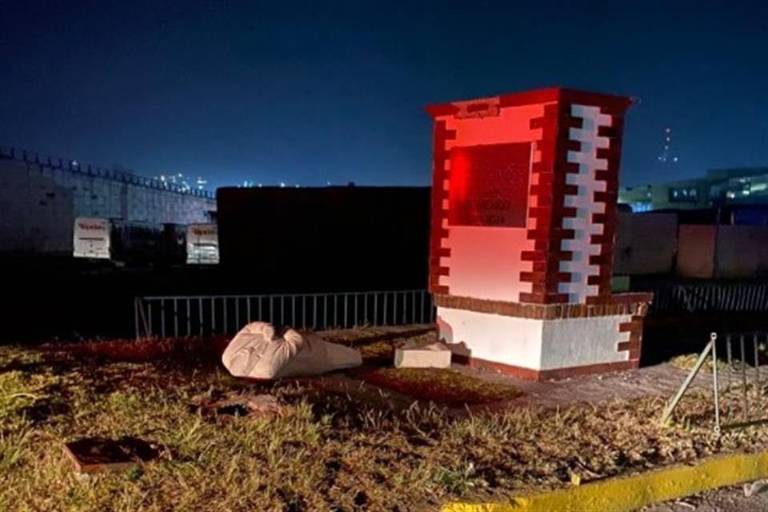 ‘Para qué quiero estatua, si tengo al pueblo’, dice AMLO sobre escultura derribada en Atlacomulco