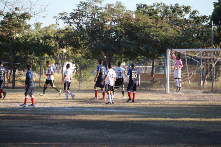 Golea IMSS a Visane-Ramada en Liga de Futbol Intermédicos