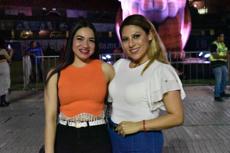 Disfrutan culiacanenses el espectáculo de Carin León en el Estadio de Los Tomateros