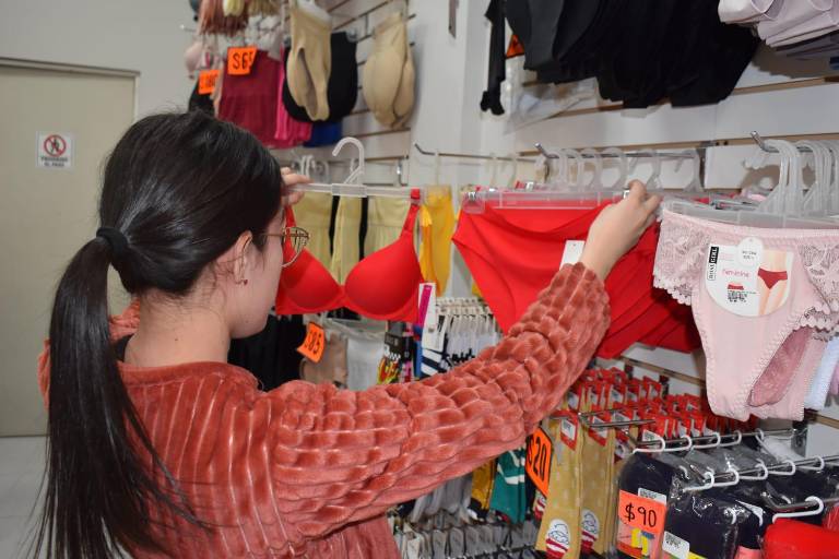 Calzones rojos y amarillos es lo que más se vende en las tiendas de ropa