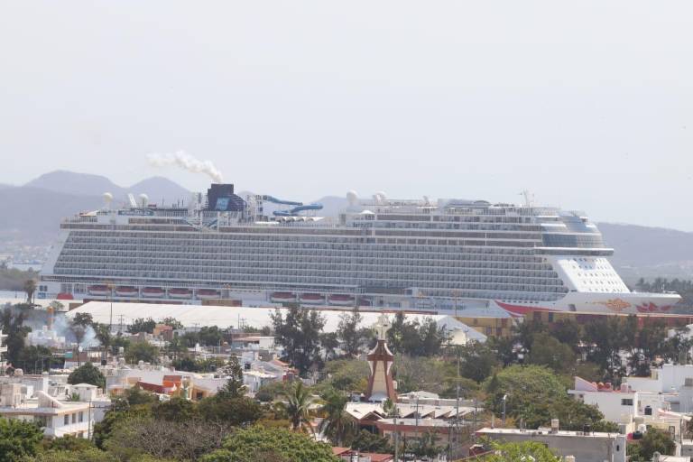 Se suma crucero turístico a flujo de turistas de Semana Santa en Mazatlán