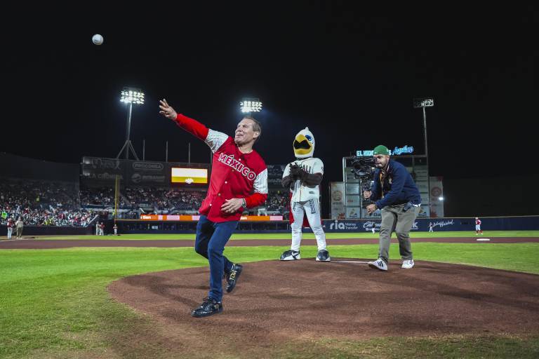 Julio César Chávez lanza la primera bola en final de la Serie del Caribe