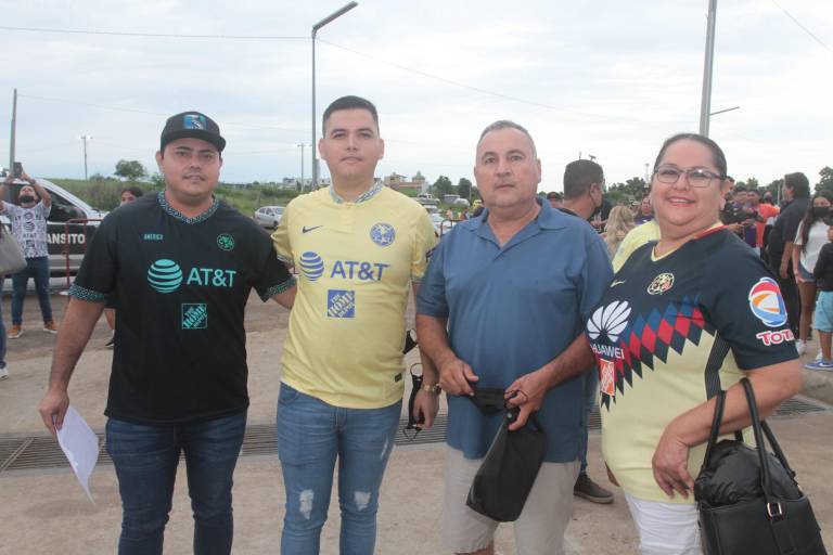 Aficionados al balompié disfrutan del encuentro entre Mazatlán FC y Águilas del América