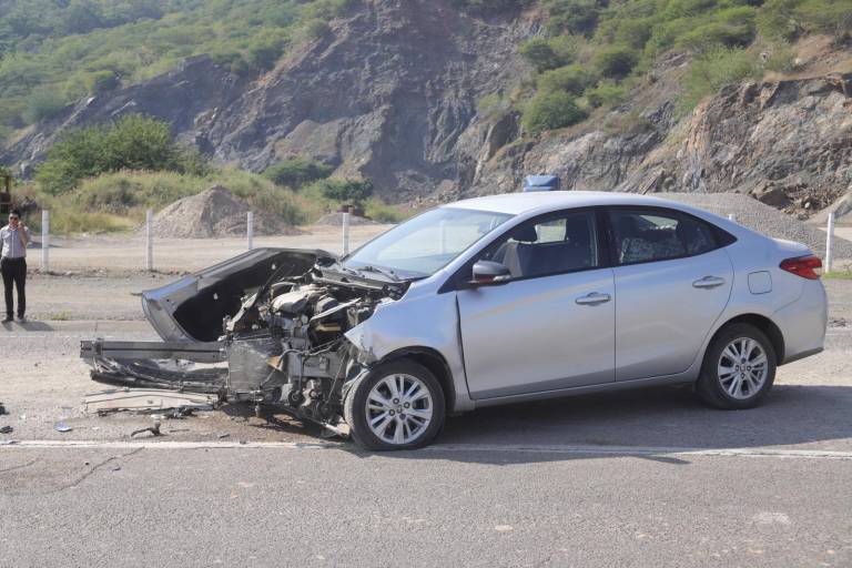 Choca automóvil contra un autobús de pasajeros en Mazatlán