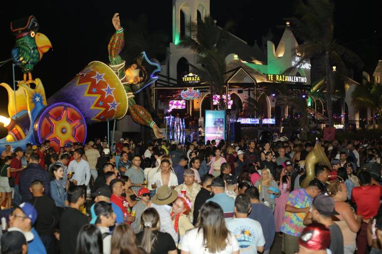 Mazatlecos siguen la fiesta en el malecón tras el desfile del Carnaval