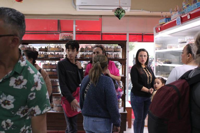 Familias culiacanenses compran y disfrutan roscas del Día de Reyes