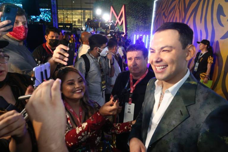 El Yaki está enamorado y festejando