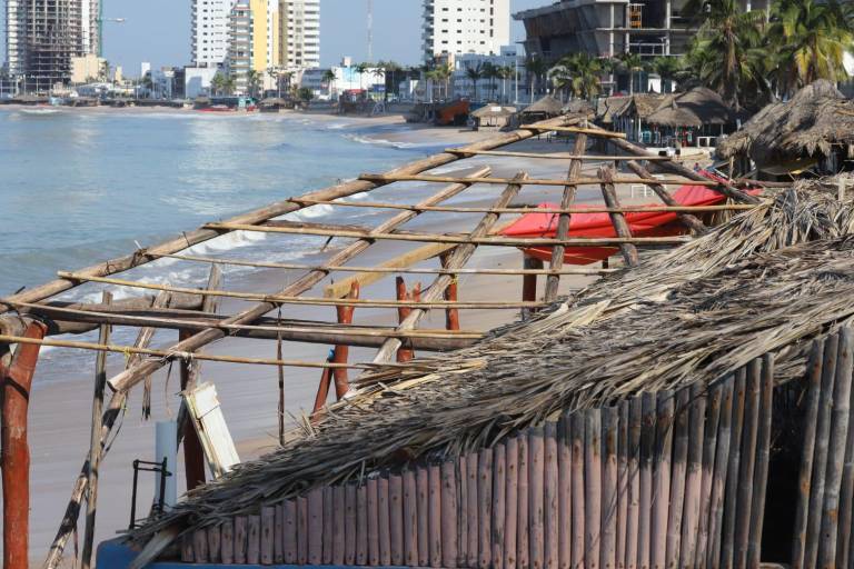Apresuran reapertura de palapas a la orilla de la playa en Mazatlán